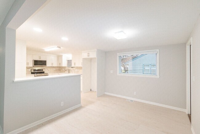 Building Photo - Gorgeous fully updated 3 bed 3 bath near KU Campus!