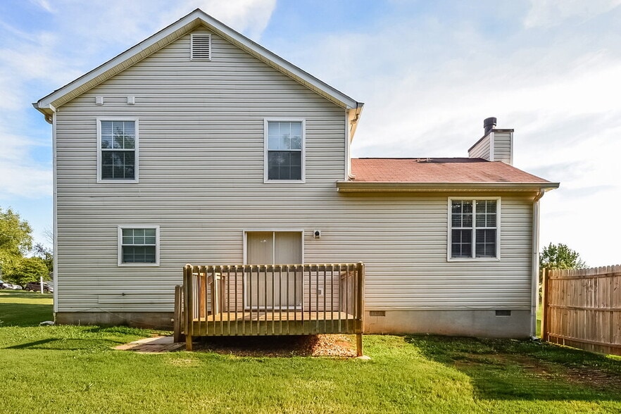 Building Photo - 709 Village Overlook