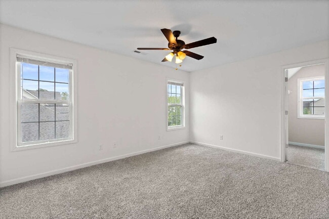 Building Photo - Spacious 4-Bedroom Gem with 2.5 Baths in t...