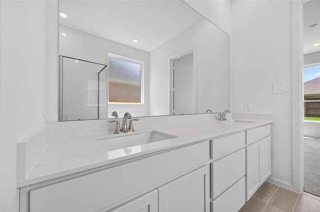 Building Photo - 32006 Medallion Oaks Trl