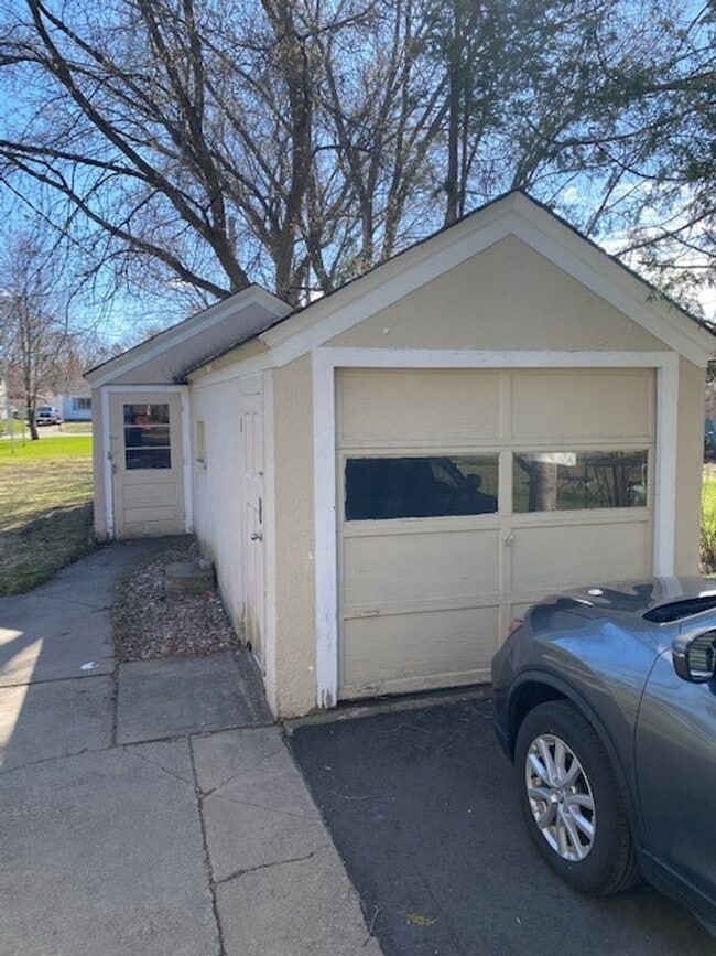 Building Photo - 3 Bedrooms, 1 Bathroom Single Family Home in Brainerd, MN w/garage