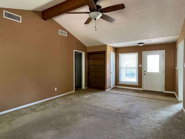 Building Photo - 4 bedroom, 2 bath, 2 car garage