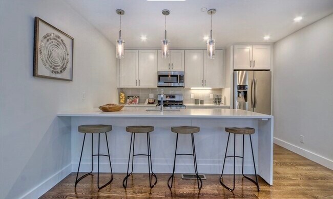 Building Photo - 15 W Bellflower St