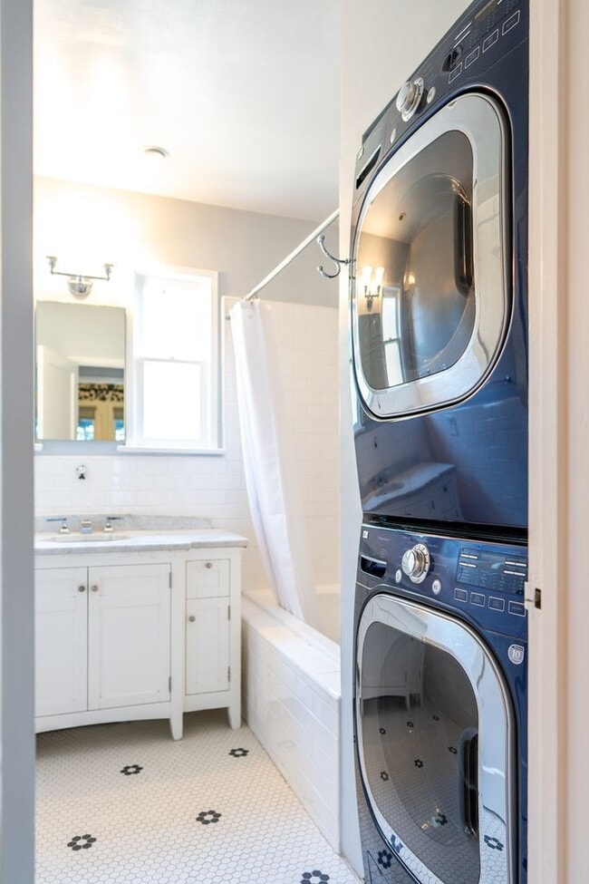 Building Photo - Vibrant 2b2b Franklin Hills / Los Feliz Home - Huge Private Grass  Yard - Central HVAC