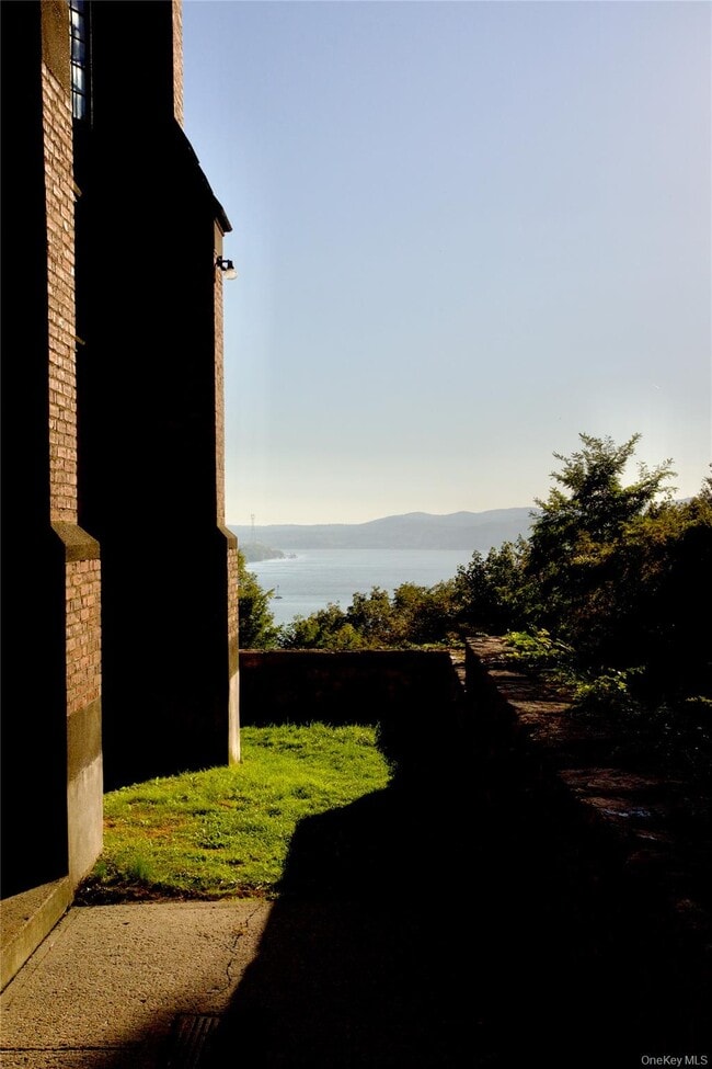 Building Photo - 305 Chateau Rive