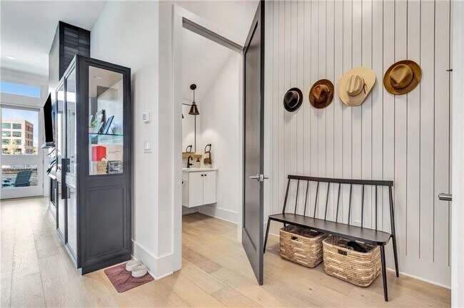 Building Photo - 580 Heatherden Ave