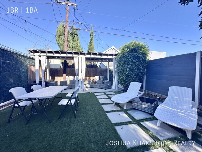 Building Photo - 1416 1/2 S Crest Dr -