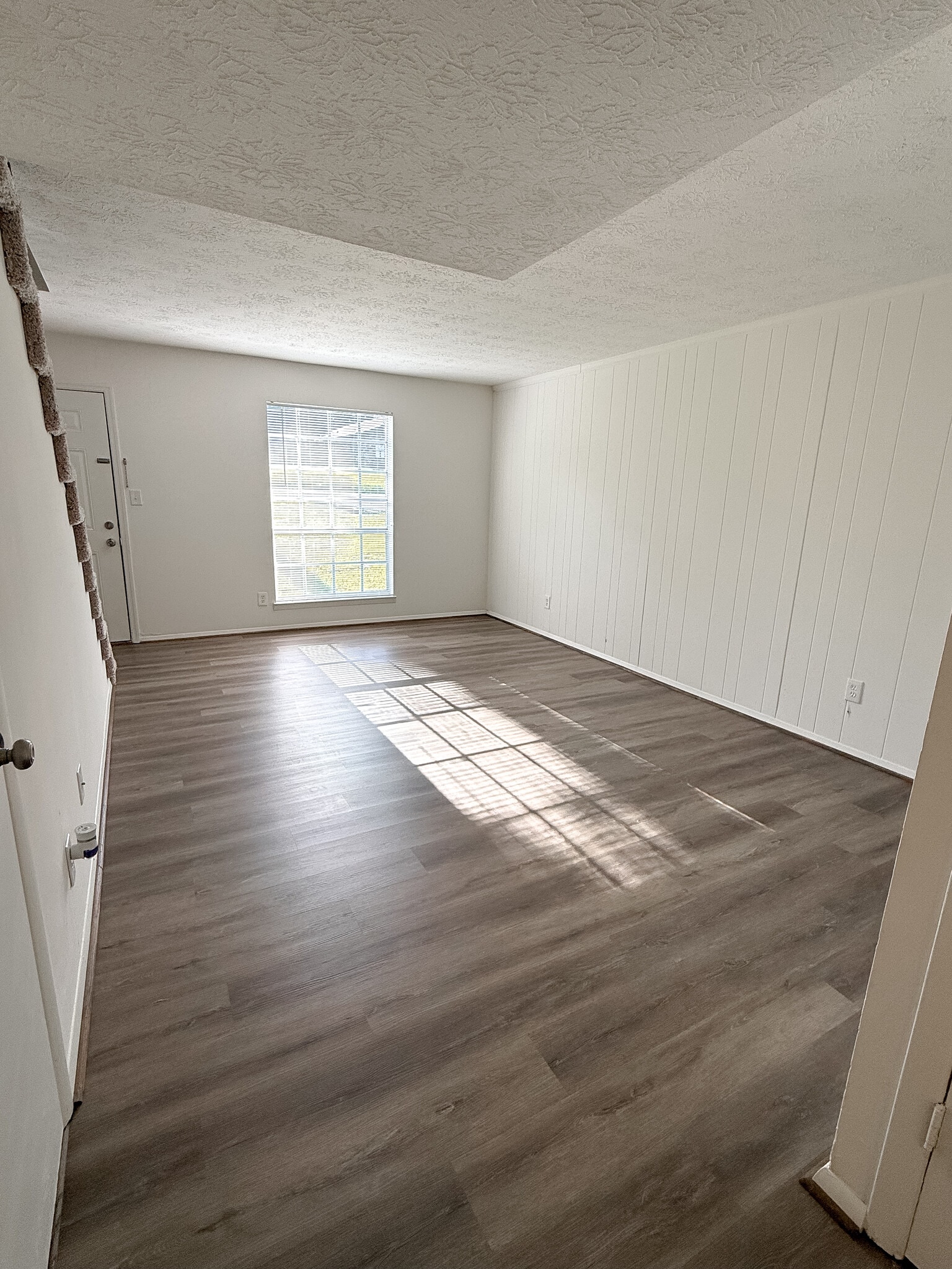 Lots of natural light throughout - 2116 Francis St
