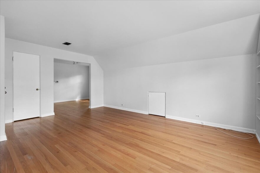 Building Photo - 1456 W Irving Park Rd