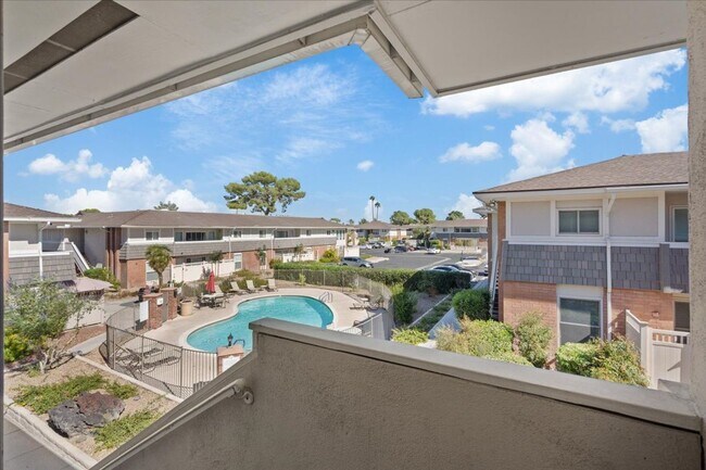 Building Photo - RENOVATED 3BD/2BA LV COUNTRY CLUB GUARD GATED