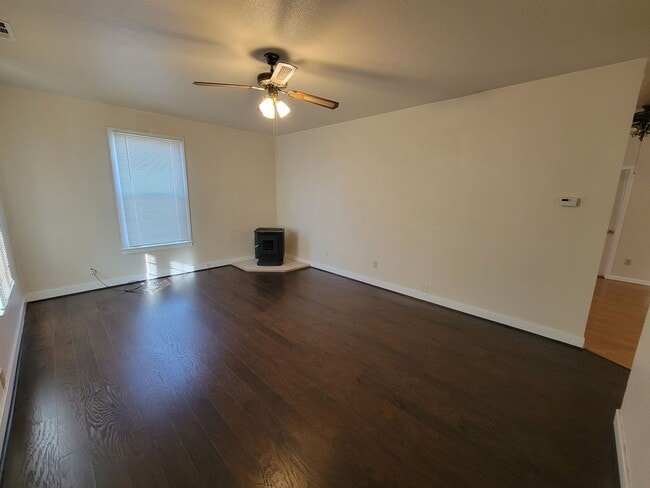 Building Photo - 2 Bedroom 1 Bathroom Home in Corning For R...