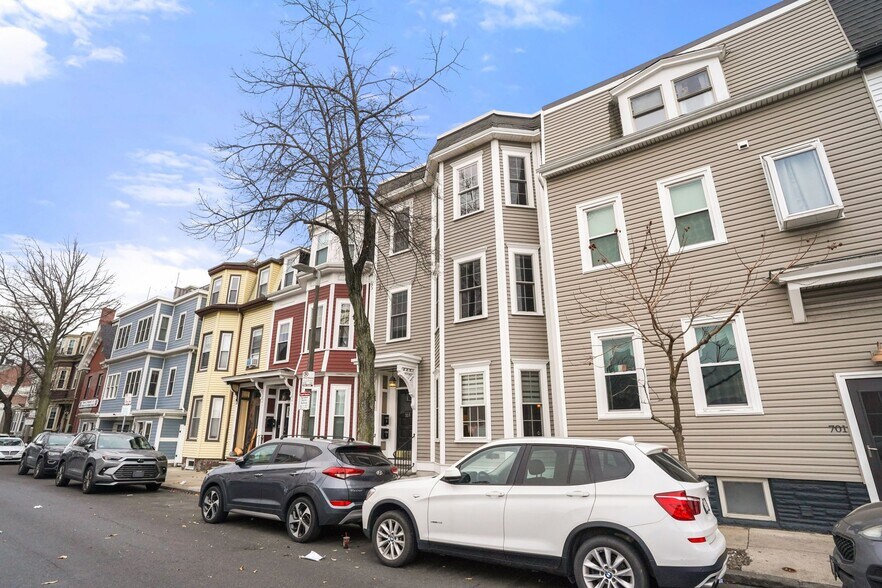 Building Photo - 703 E 4th St