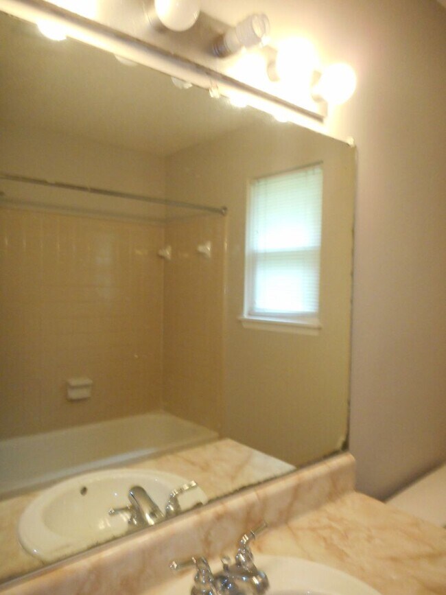Building Photo - Charming 3BR/2BA Rental in Sand Ridge Neighbourhood