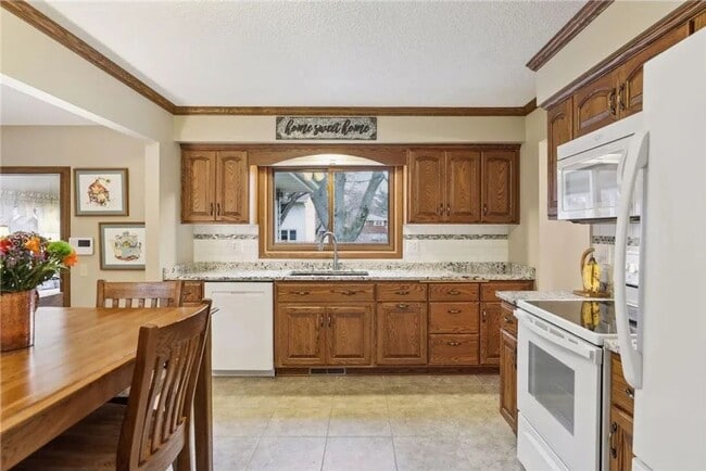 Building Photo - Charming 3-bedroom, 2-bathroom home located in the heart of Woodbury
