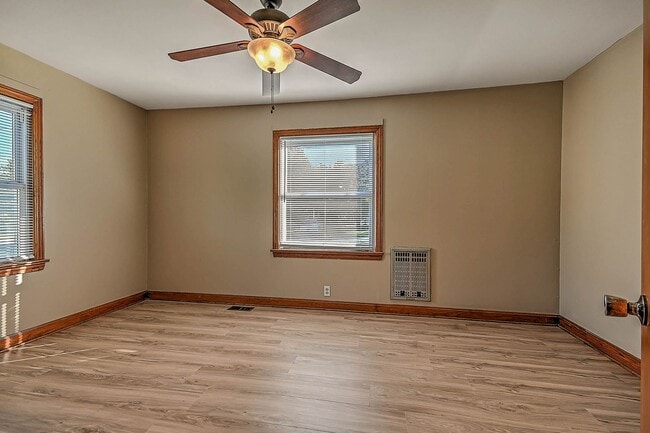 Building Photo - 3 Bedroom / 1 Bath Home
