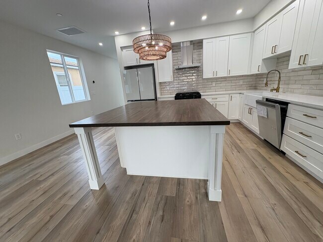 Building Photo - 260 Donax Ave