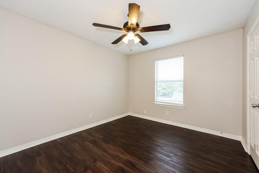 Building Photo - 3004 Lawndale Dr