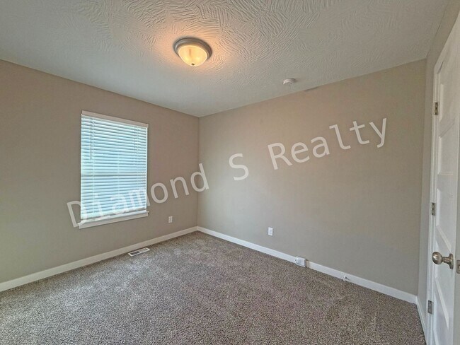 Building Photo - Stunning 3 Bedroom / 2 Bath Home in Nixa A...