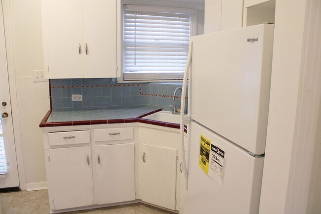 Building Photo - 2 BEDROOM DUPLEX
