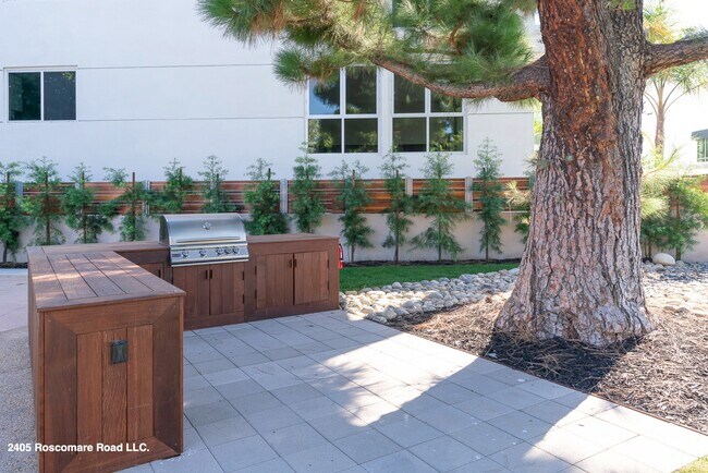 Building Photo - 2405 Roscomare Rd