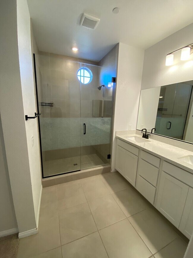 Building Photo - AMERICANA Property Mgmt - 3beds - 2 1/2baths Newly Townhouse in Henderson.