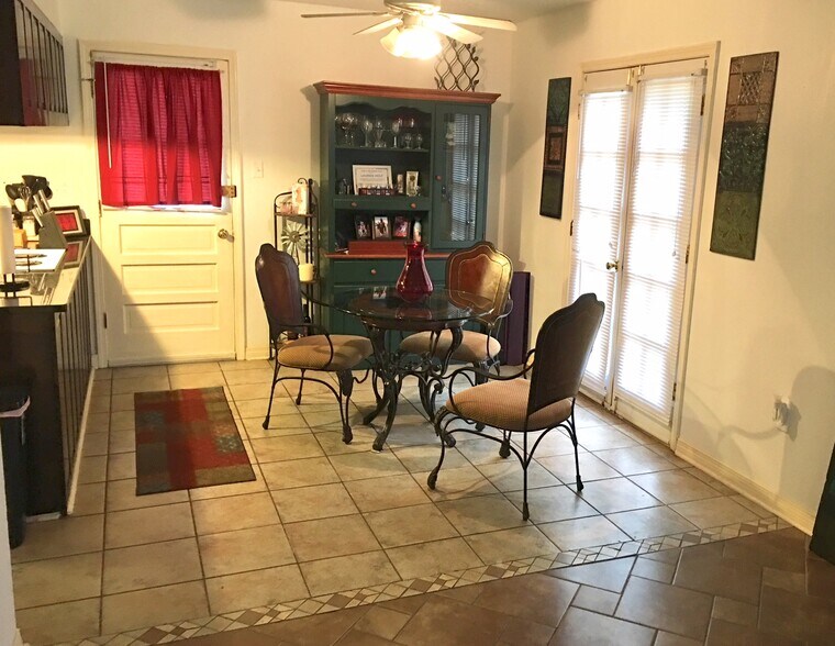 Building Photo - 209 Pine St