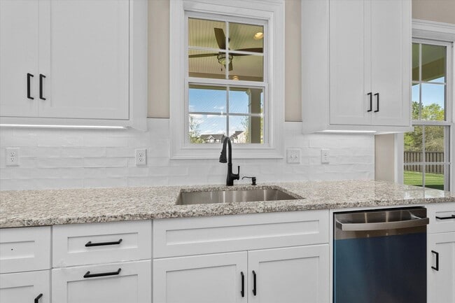 Building Photo - 565 River Oaks Ln