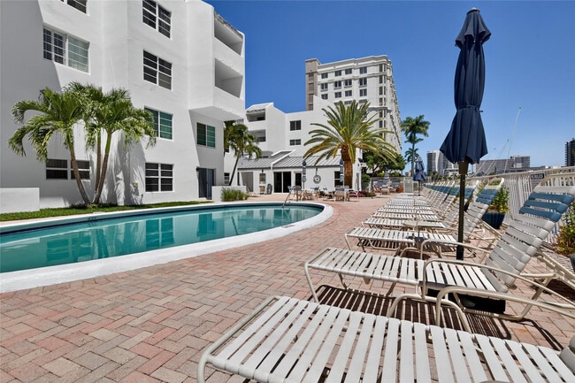 Building Photo - 2850 NE 14th St