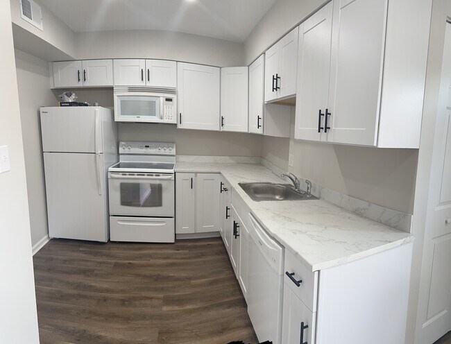 Building Photo - Ivy Ridge Apartments 147-155