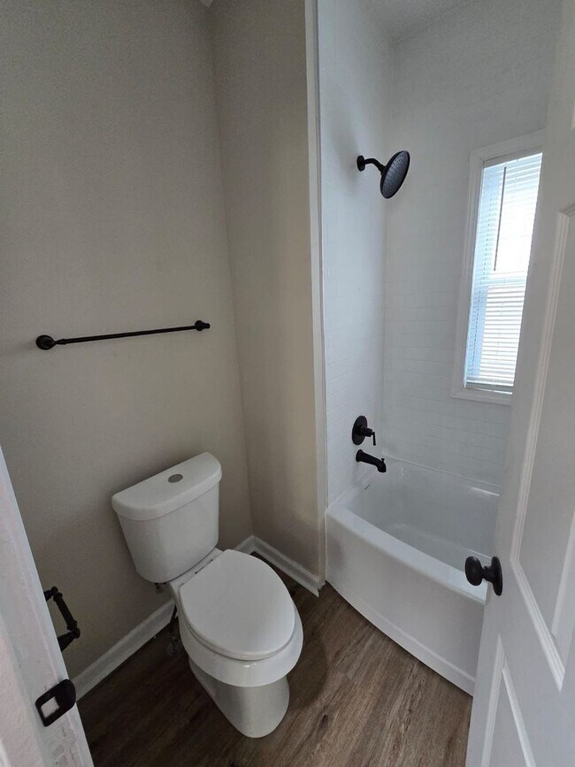 Building Photo - Fully Renovated 3-Bedroom Home – Move-In R...