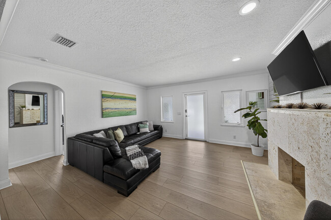 Building Photo - 510 NE 8th Ave