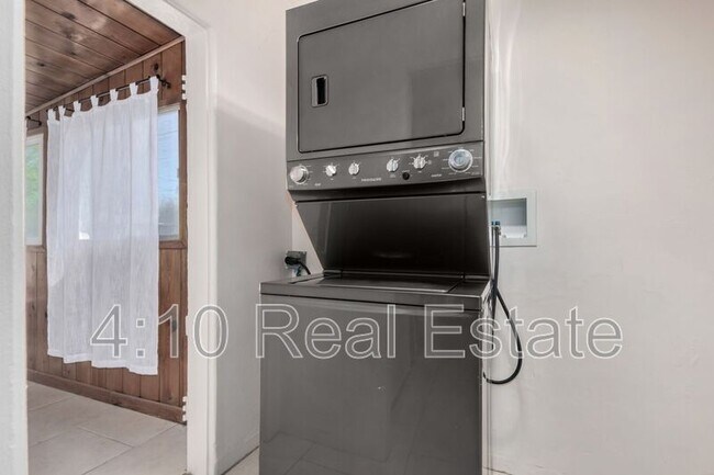 Building Photo - 208 W Glenrosa Ave