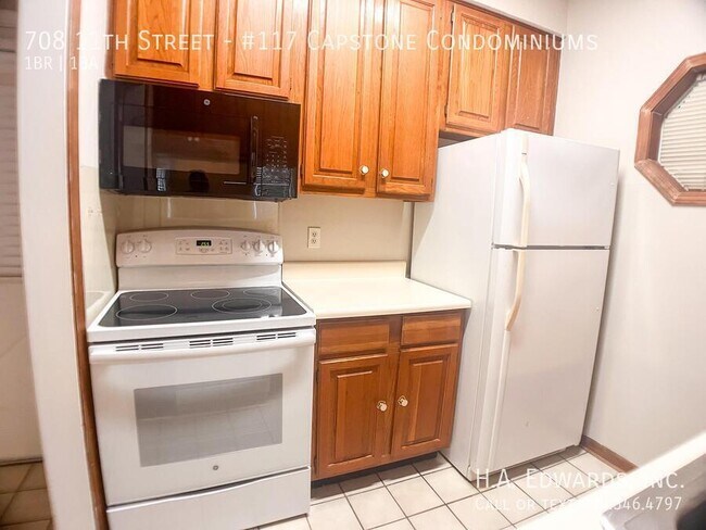 Building Photo - 708 11th St