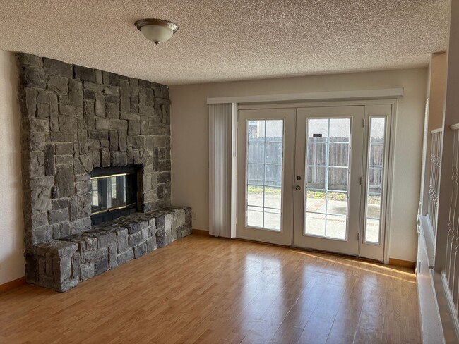 Building Photo - Close to Schools & Shopping