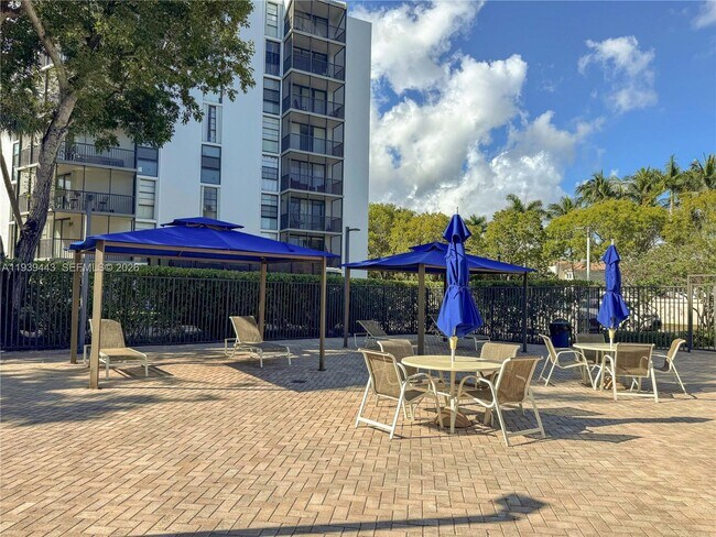 Building Photo - 3301 N Country Club Dr