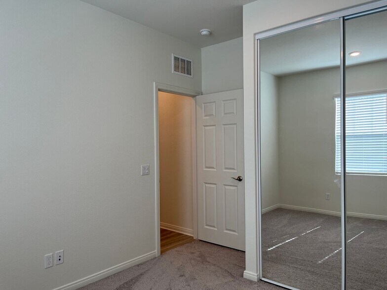 Building Photo - 4307 S Malibu Ave