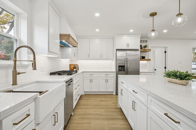 Building Photo - 3401 Valley View Ln