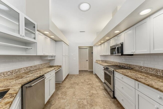 Building Photo - 4 bedroom in Gainesville FL 32606