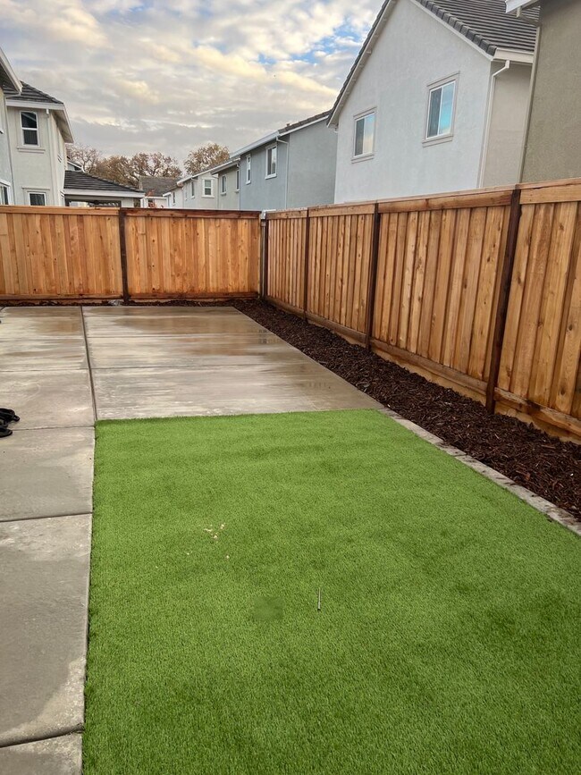 Building Photo - Newer 4 Bedroom Solar Home in Rocklin! Easy Access to I-80!
