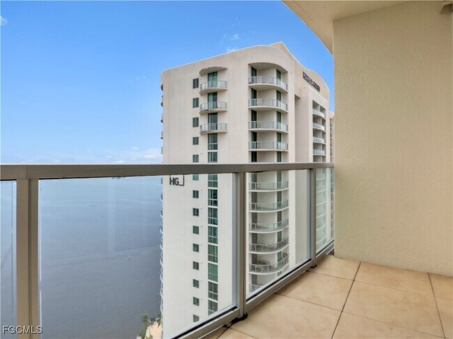 Building Photo - 3000 Oasis Grand Blvd