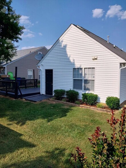 Building Photo - 1716 Pebble Ridge Dr