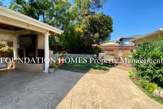Building Photo - Gorgeous Ranch Style 4BD/2.5BA!  Outdoor Kitchen!  Hot Tub!  FOUNDATION