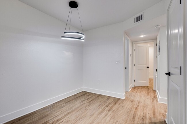 Building Photo - 704 W 21st St