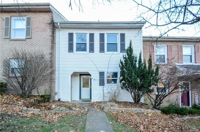 Primary Photo - 1930 Cricklewood Cove