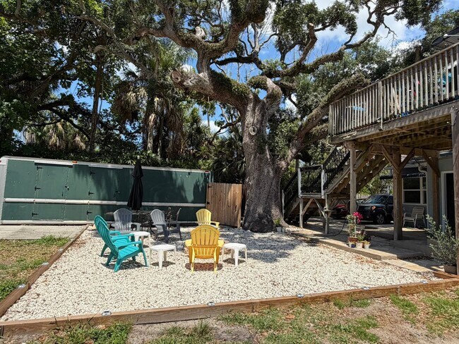 Building Photo - Apartment in Historical Tarpon Springs
