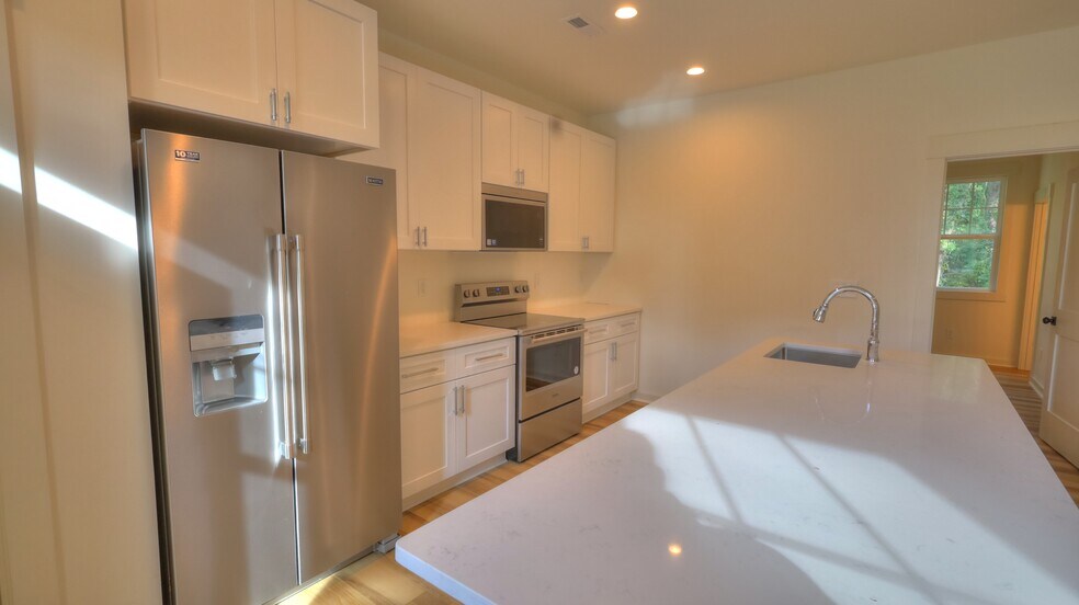 Building Photo - 345 W Stewart Ave