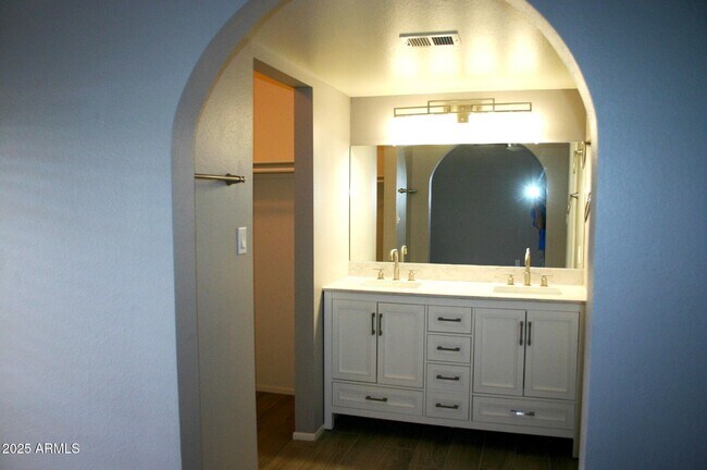 Building Photo - 2217 S Las Flores