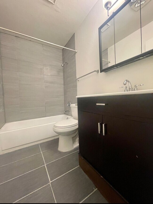 Building Photo - **FREE FIRST MONTH'S RENT** Spacious Top Floor Unit~ Great Natural Light~ Updated with Great Stor...