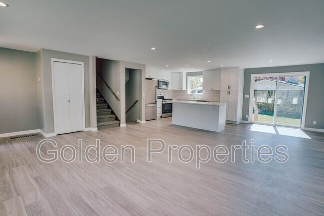 Building Photo - 3703 E Pine Hill Dr