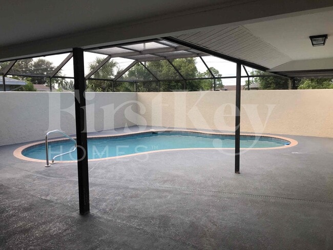 Building Photo - 241 SW 32nd Terrace